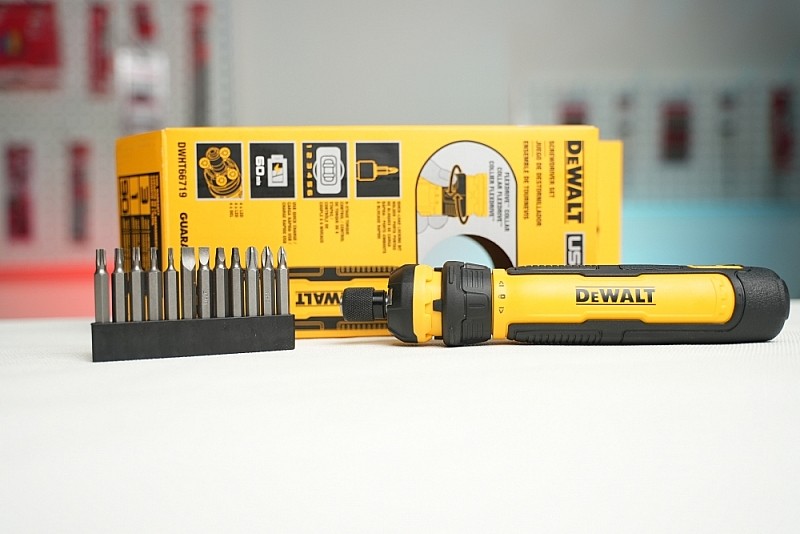 Bộ máy vặn vít mini dùng pin Dewalt DWHT66719 4V 14 chi tiết
