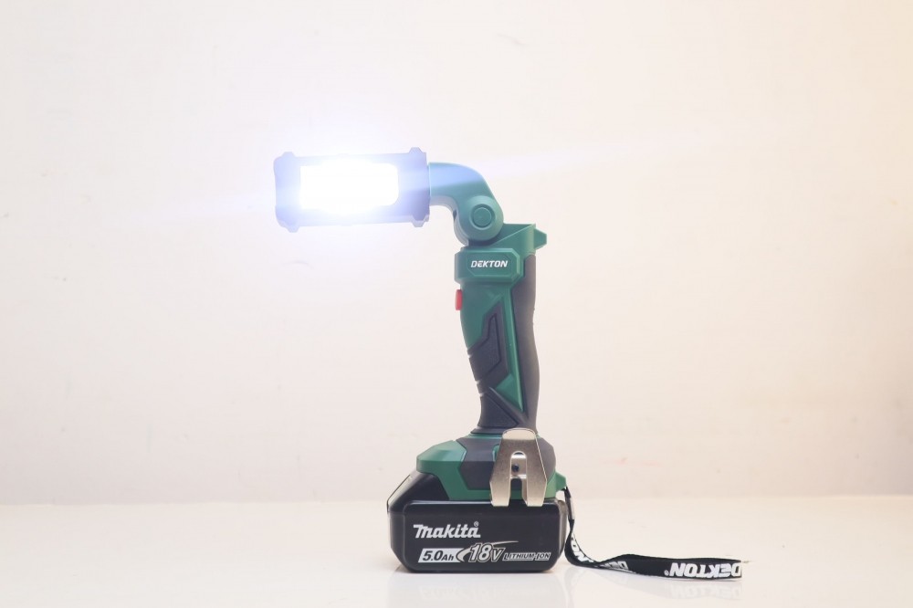 Đèn làm việc dùng pin Dekton M21-D360LM 21V 360 lumen
