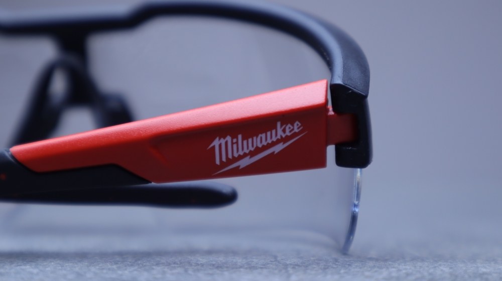 Kính bảo hộ Milwaukee 48-73-2000A – chống sương mù, chuẩn ANSI Z87.1