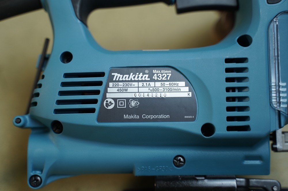 Máy cưa lọng Makita 4327 450W cắt gỗ 65 mm, chỉnh tốc độ