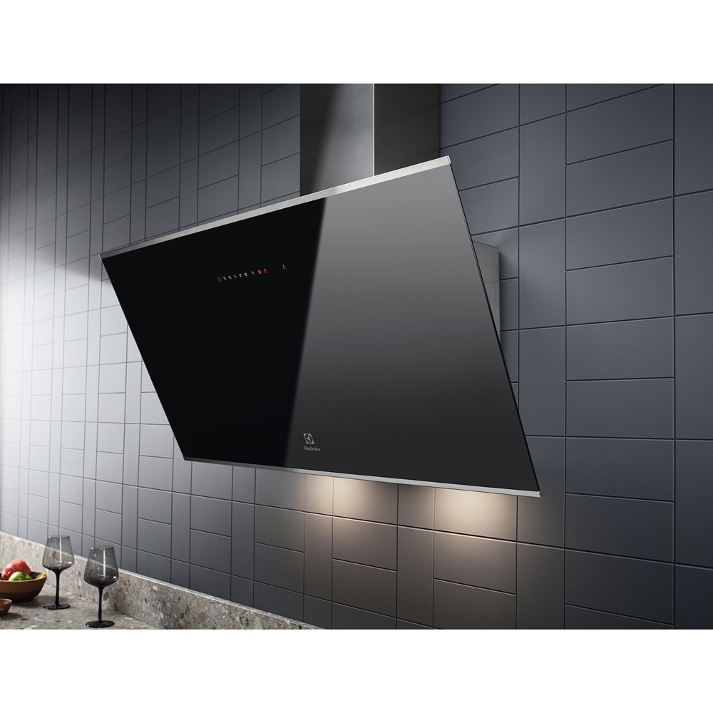 Máy hút mùi Electrolux áp tường kính vát 90cm 760m³/giờ KFVB19K