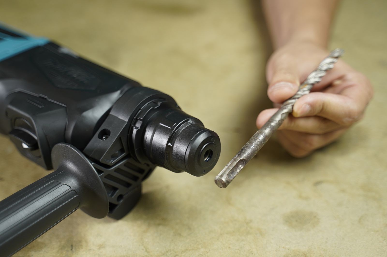 Máy khoan bê tông Makita M8701B 800W – khoan bê tông 26 mm