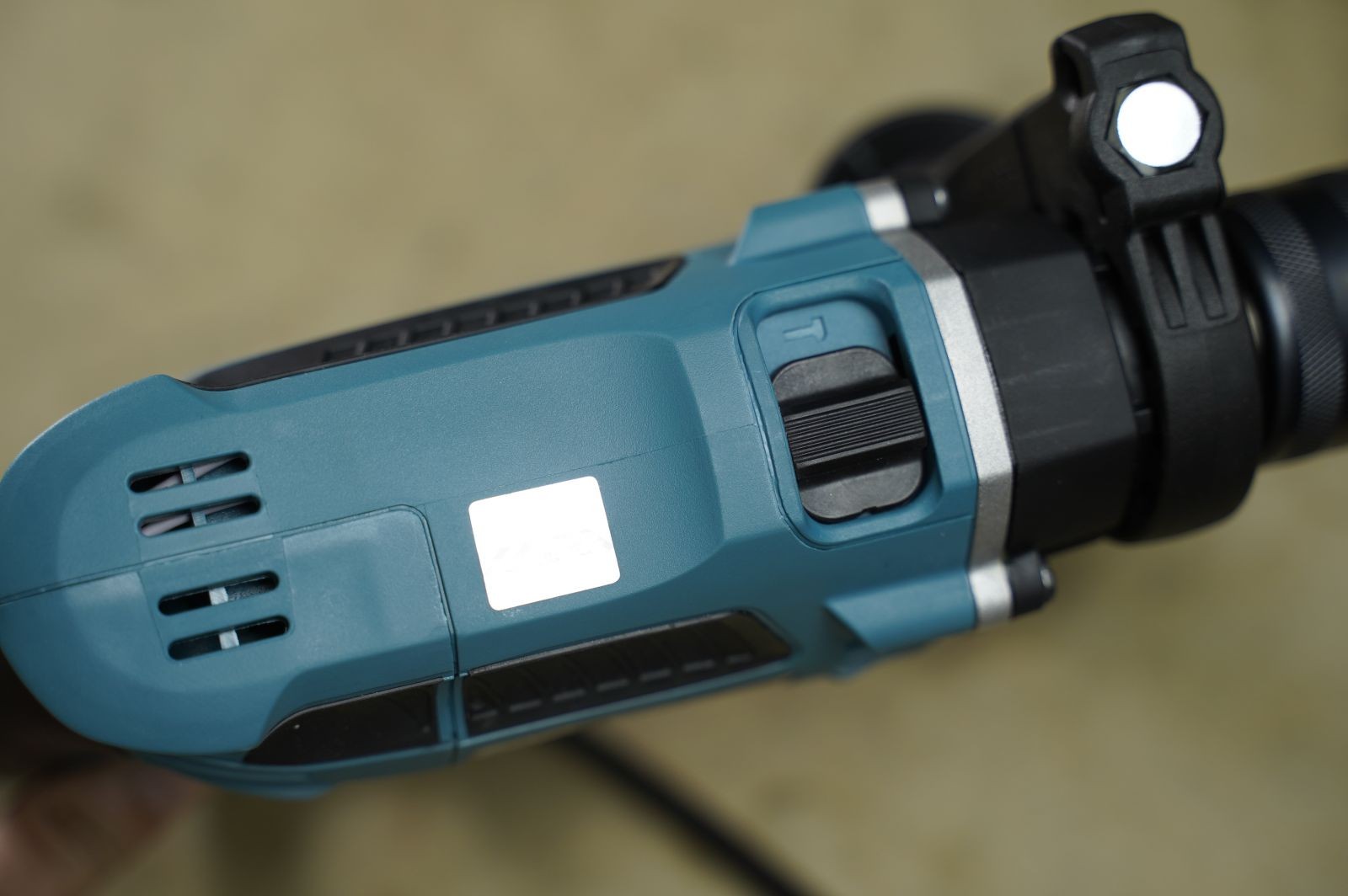 Máy khoan búa Makita M8103B 430W – đầu cặp 13 mm
