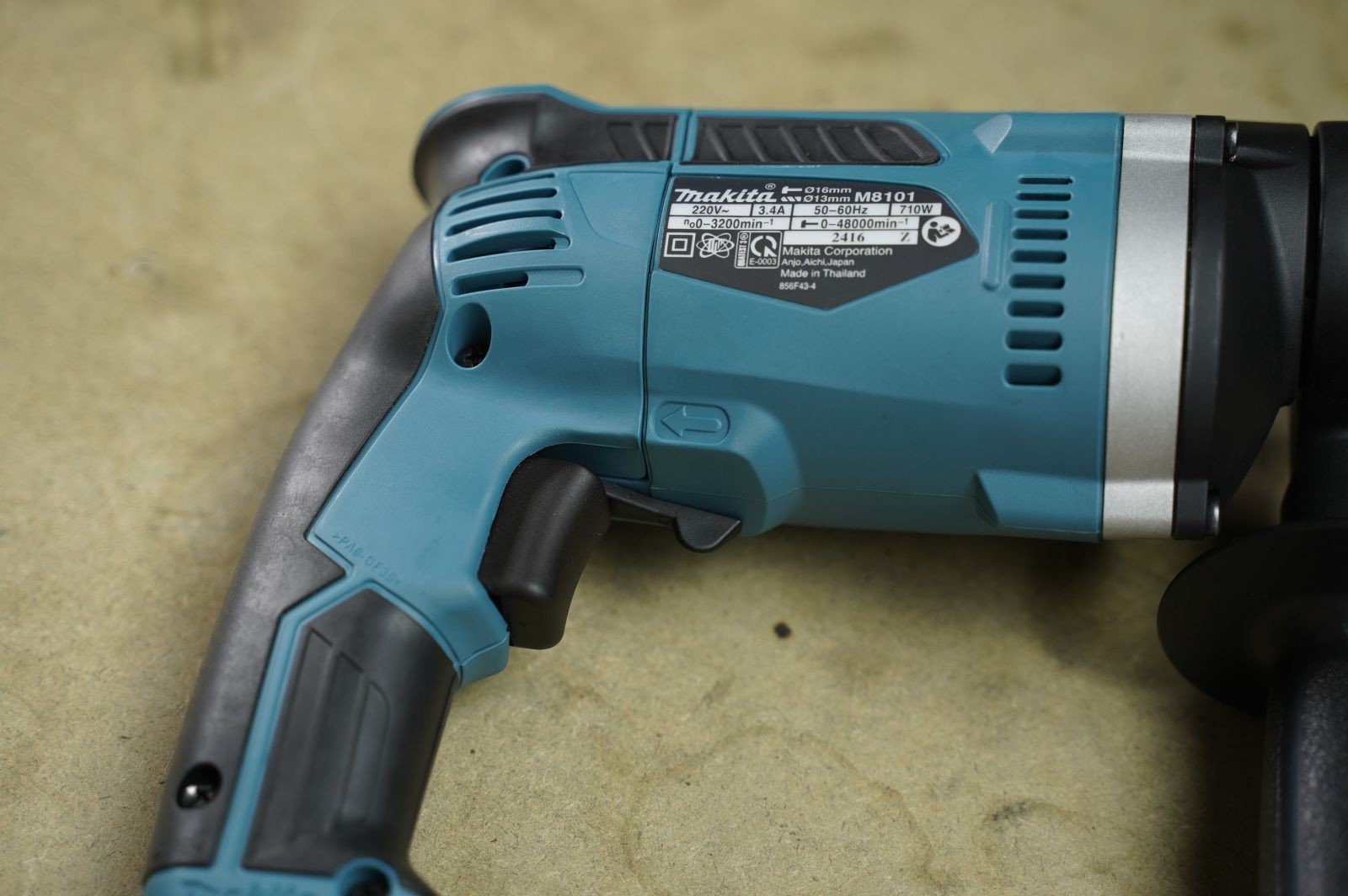 Máy khoan động lực Makita M8101B 710W khoan bê tông 16 mm