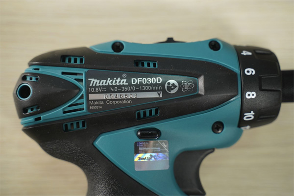 Máy khoan vặn vít dùng pin Makita DF030DZ (không pin, sạc)
