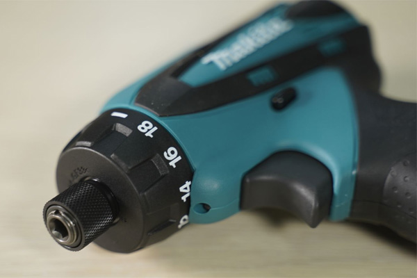 Máy khoan vặn vít dùng pin Makita DF030DZ (không pin, sạc)