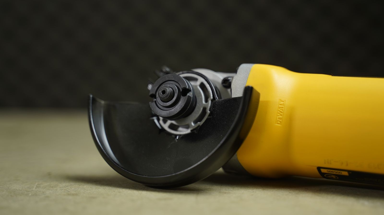 Máy mài góc Dewalt DW810B 710 W – đá 100 mm
