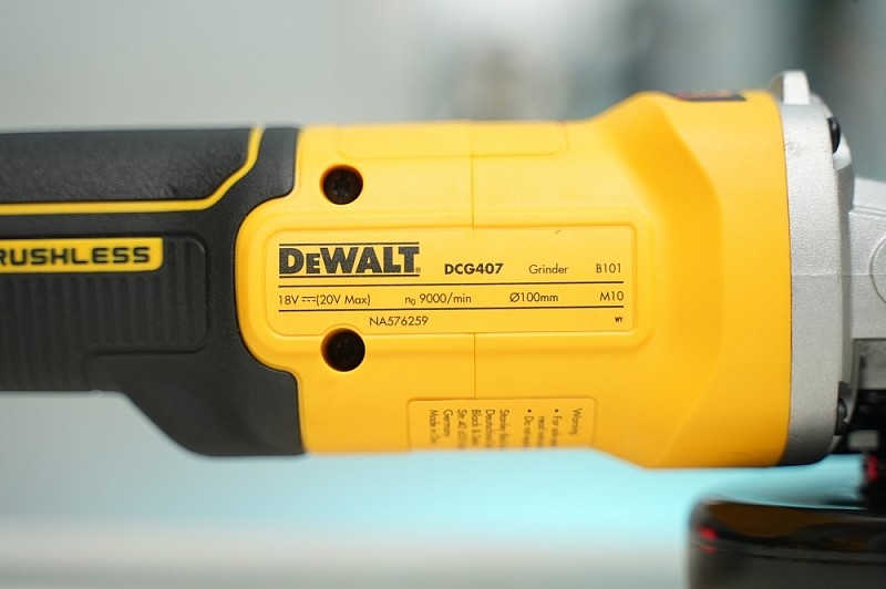 Máy mài góc dùng pin Dewalt DCG407N-B1 20V Max đá 100 mm (thân máy, chưa pin sạc)