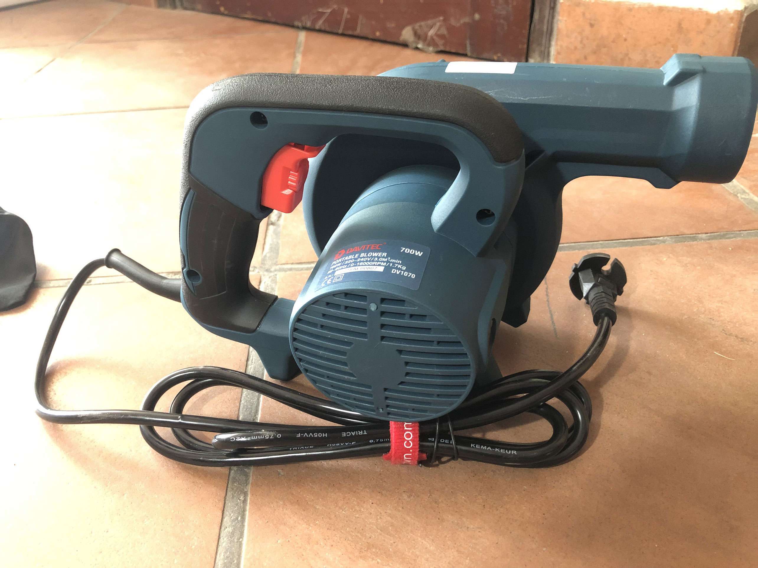 Máy thổi bụi Davitec DV1070 700W