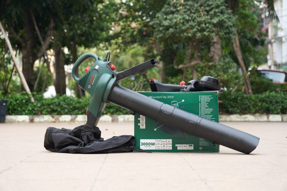 Máy thổi, hút và nghiền lá Bosch UniversalGardenTidy 3000 công suất 3000 W