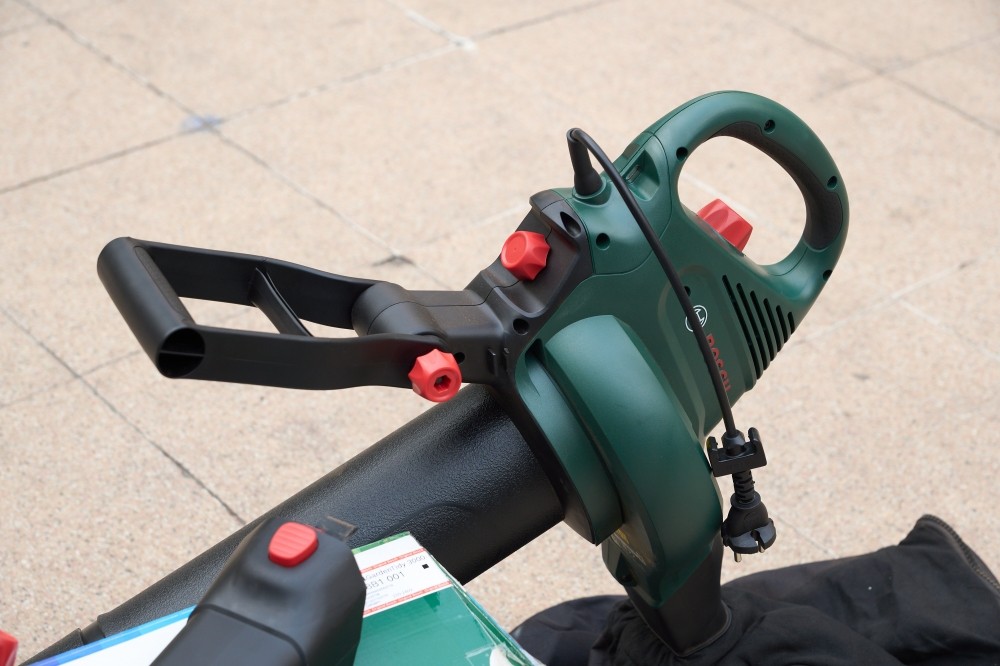 Máy thổi, hút và nghiền lá Bosch UniversalGardenTidy 3000 công suất 3000 W