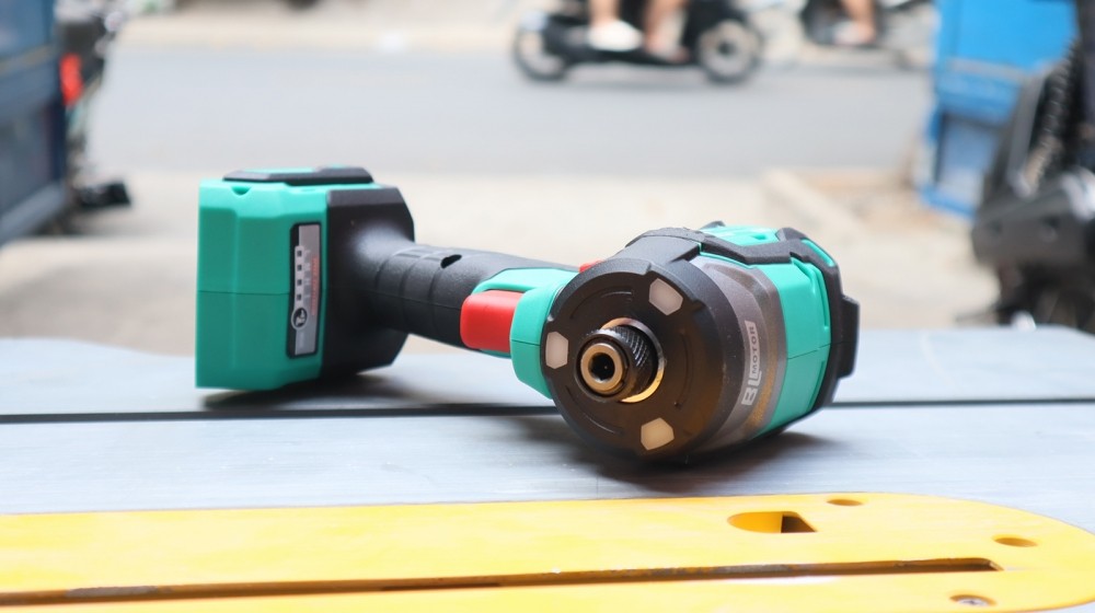 Máy vặn vít dùng pin DCA ADPL208Z 20V 208 Nm (chưa pin, sạc)