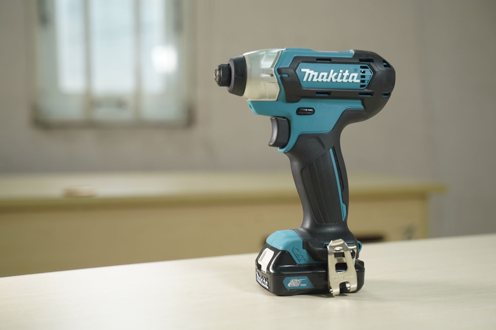 Máy vặn vít dùng pin Makita TD110DSYE 12V 110 N.m (kèm 2 pin 1.5Ah, sạc)
