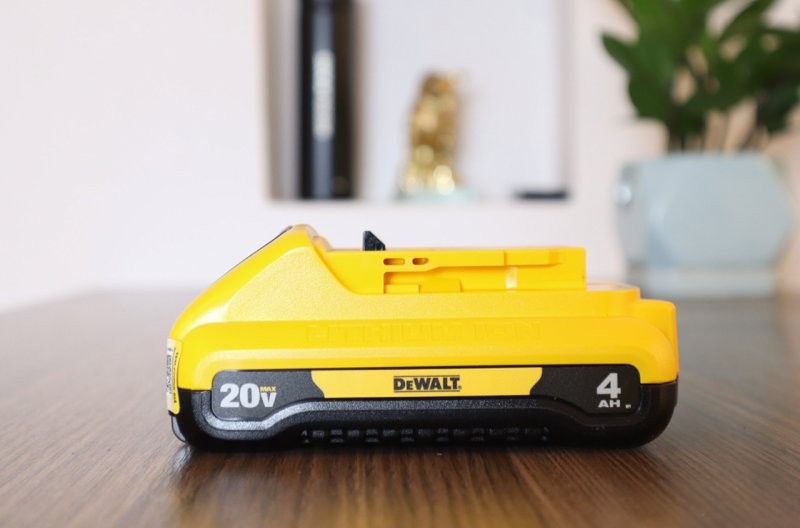 Pin Dewalt DCB240-B1 20V MAX 4.0Ah có đèn báo pin