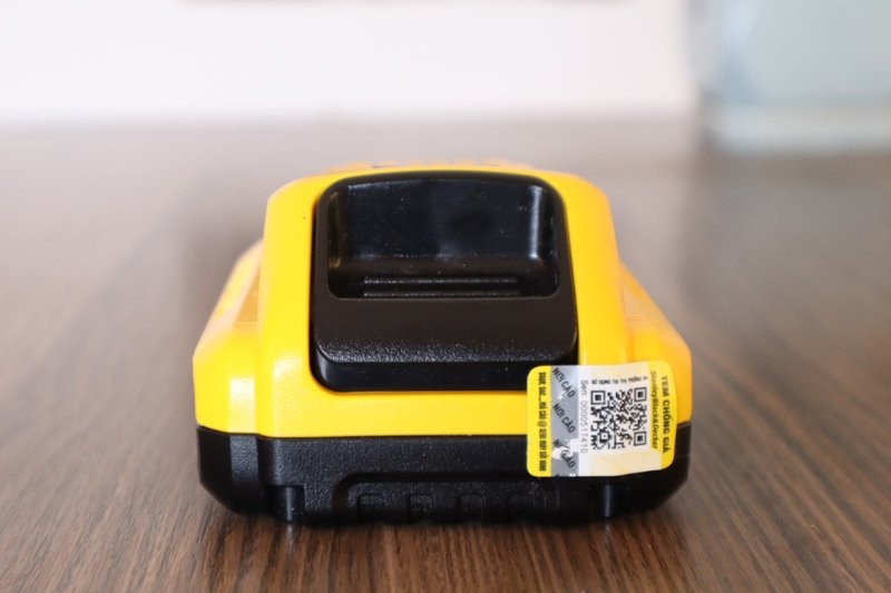 Pin Dewalt DCB240-B1 20V MAX 4.0Ah có đèn báo pin