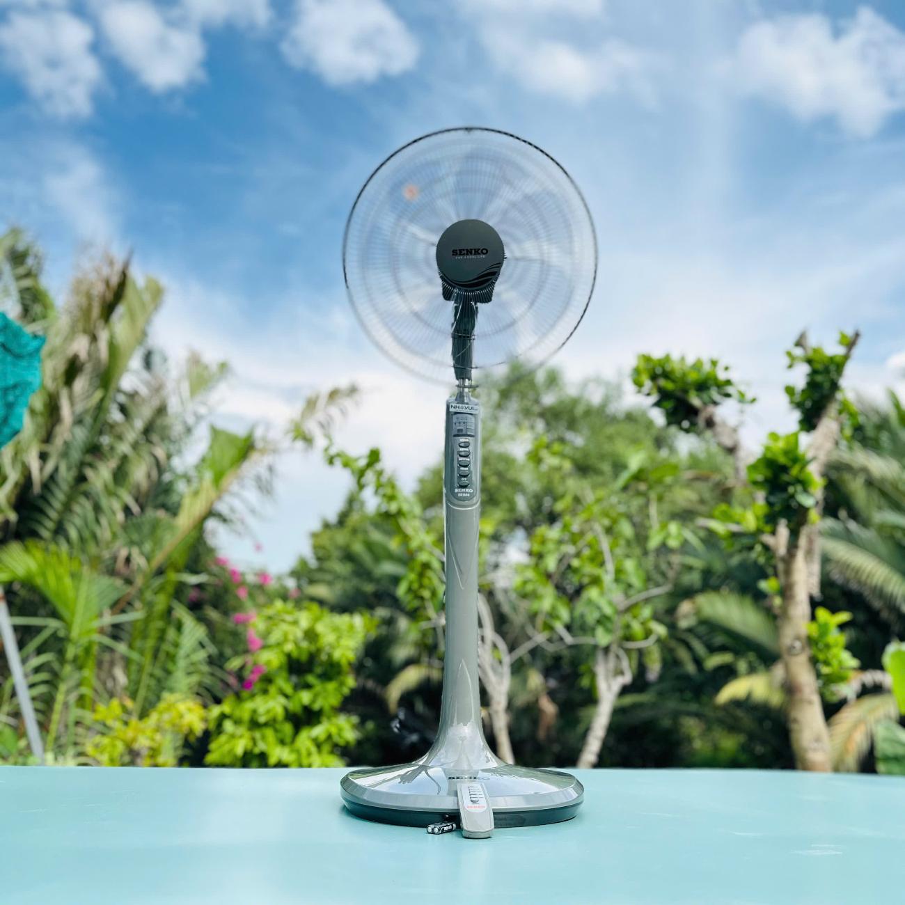 Quạt đứng điều khiển từ xa Senko DR1608 7 cánh 39cm