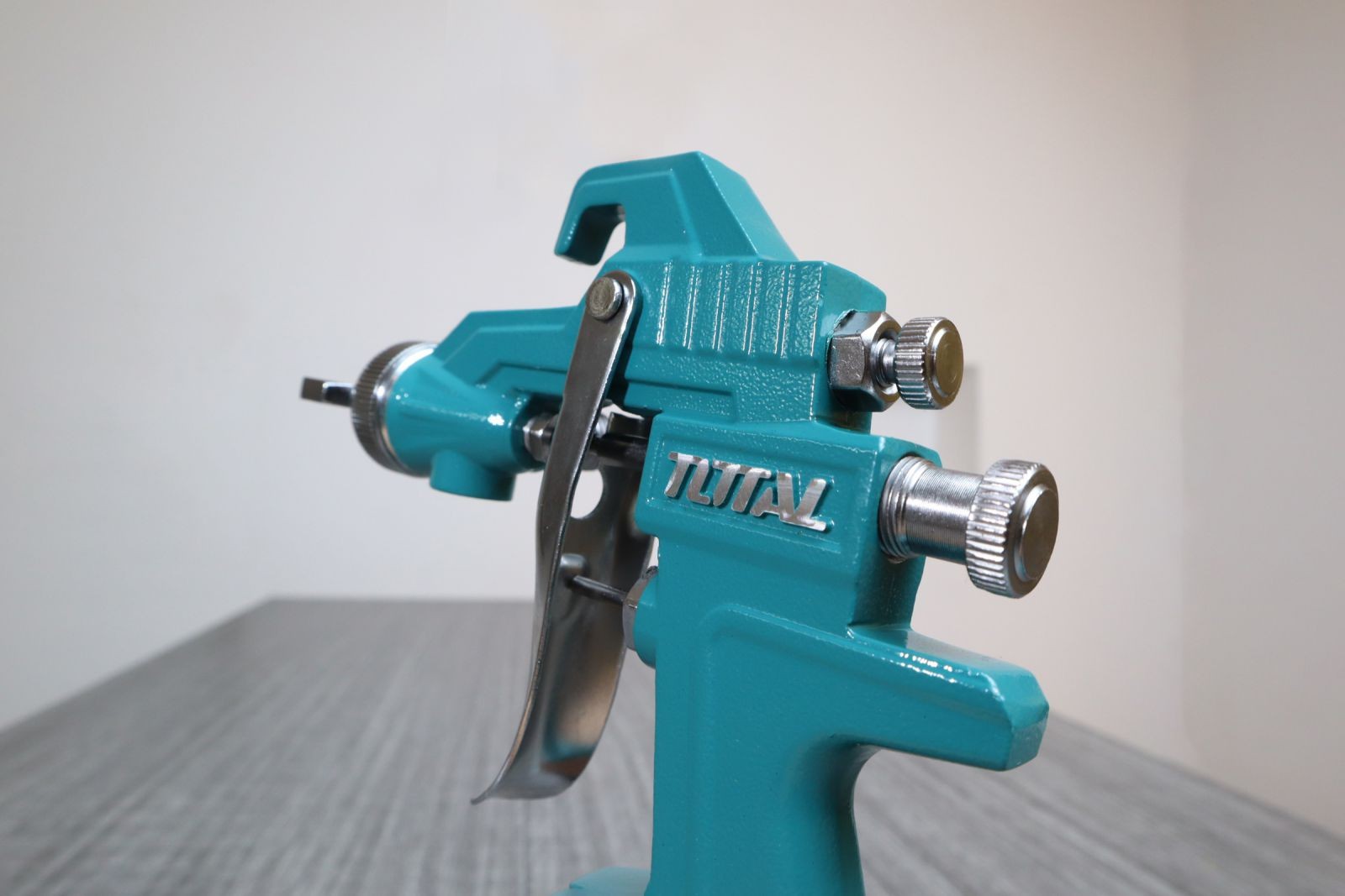 Súng phun sơn khí nén Total TAT10402 bình dưới 400 cc, béc 1,5 mm