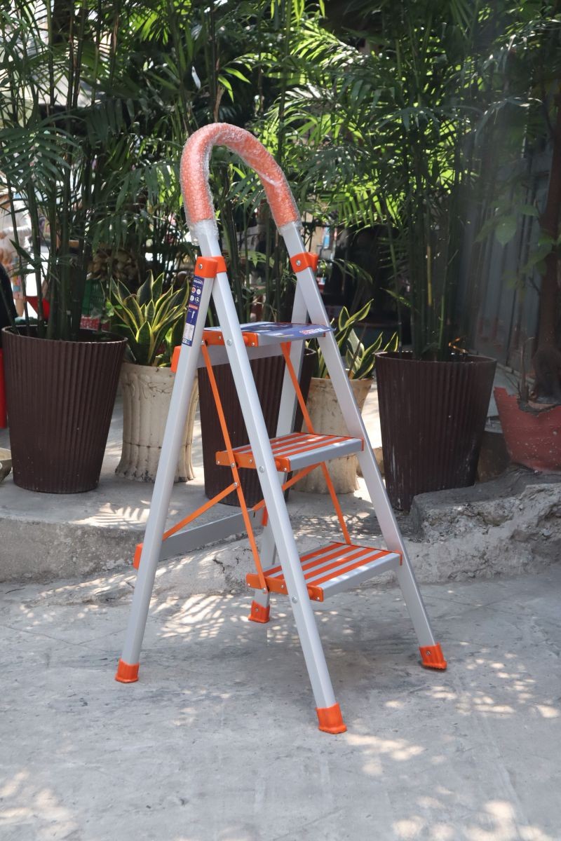 Thang ghế nhôm Nikawa NKA-03 3 bậc, tay vịn cao 118 cm