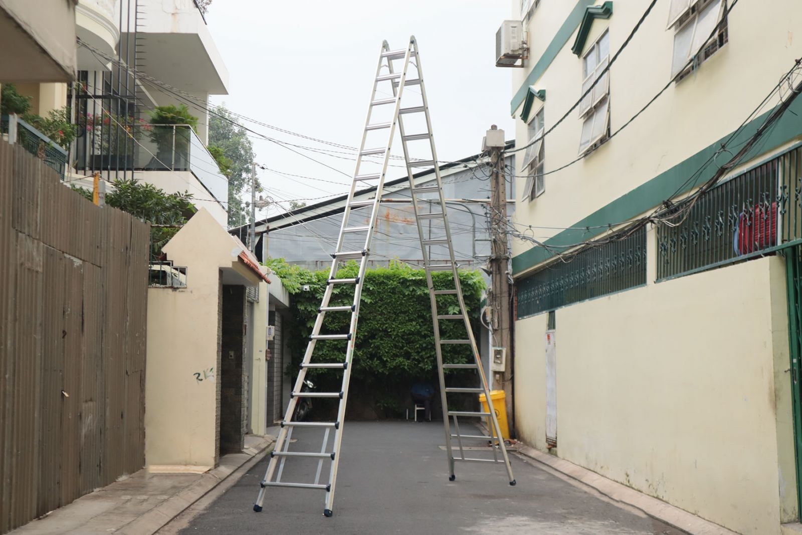 Thang nhôm gấp chữ A IG LS49 9 bậc tải 150 kg