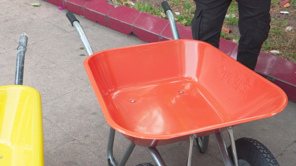 Xe rùa 2 bánh thùng tôn Trần Đà XR.T015.100.2BH76358010.11 67 lít, tải 180 kg